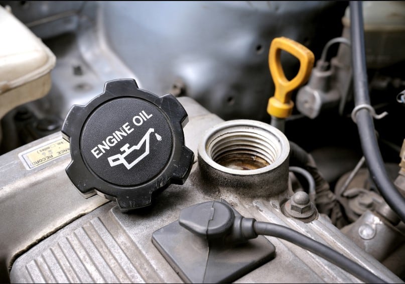 What are the symptoms of an engine oil leak